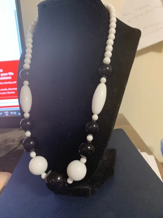 Classic Black and White Beaded Necklace - Unbranded - Picture 2 of 7